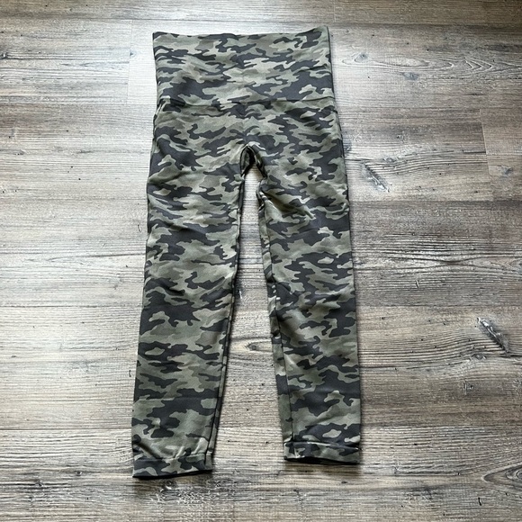 Spanx Look At Me Now Seamless Camo Leggings XL - size up - Athleisure Activewear - Picture 5 of 5